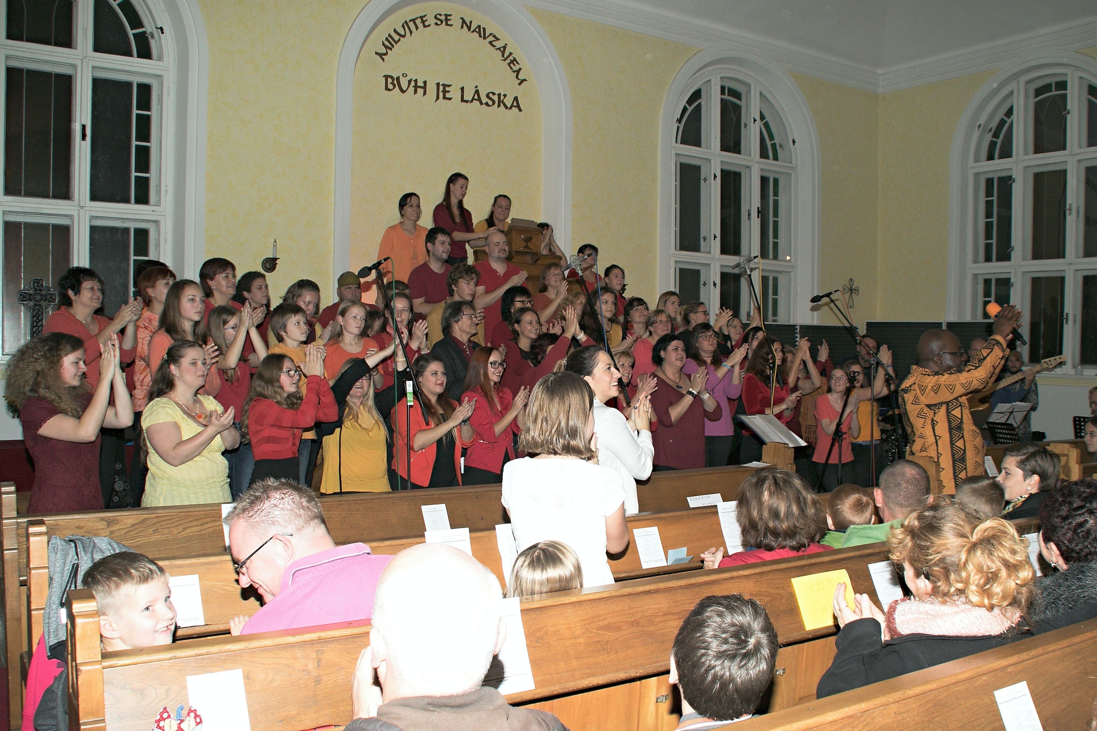 Účastníci workshopu při soustředěném gospelovém nácviku